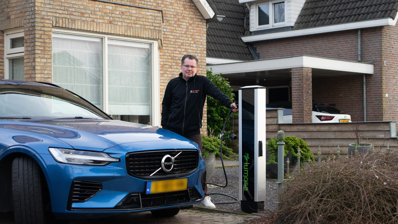 Frank Broeren van Van Keulen Techniek naast Lumosa TRACK laadpaal bij woning
